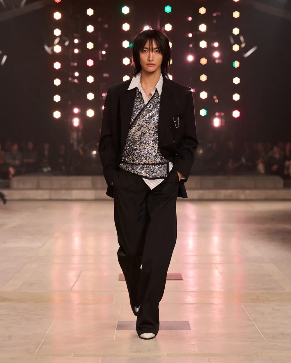 從台下座上客變成伸展台上模特！為什麼品牌瘋搶KPOP明星走秀？