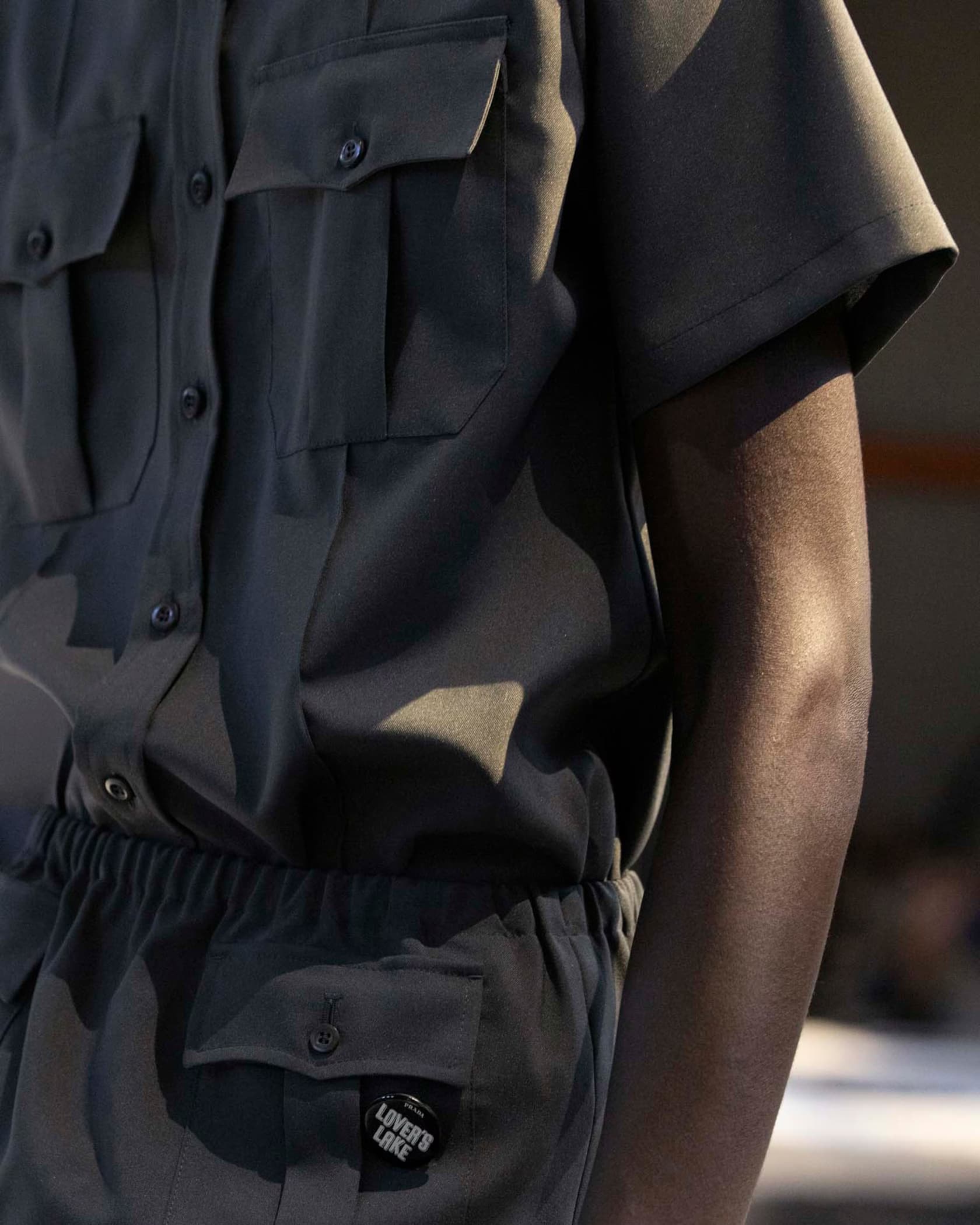 Prada 2026 春夏男裝系列：穿上輕盈叛逆的衣服，來一場海灘漫步