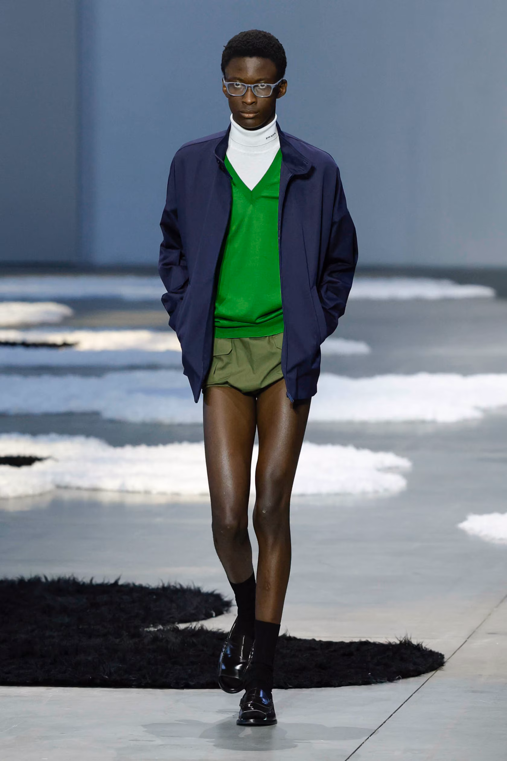 Prada 2026 春夏男裝系列：穿上輕盈叛逆的衣服，來一場海灘漫步