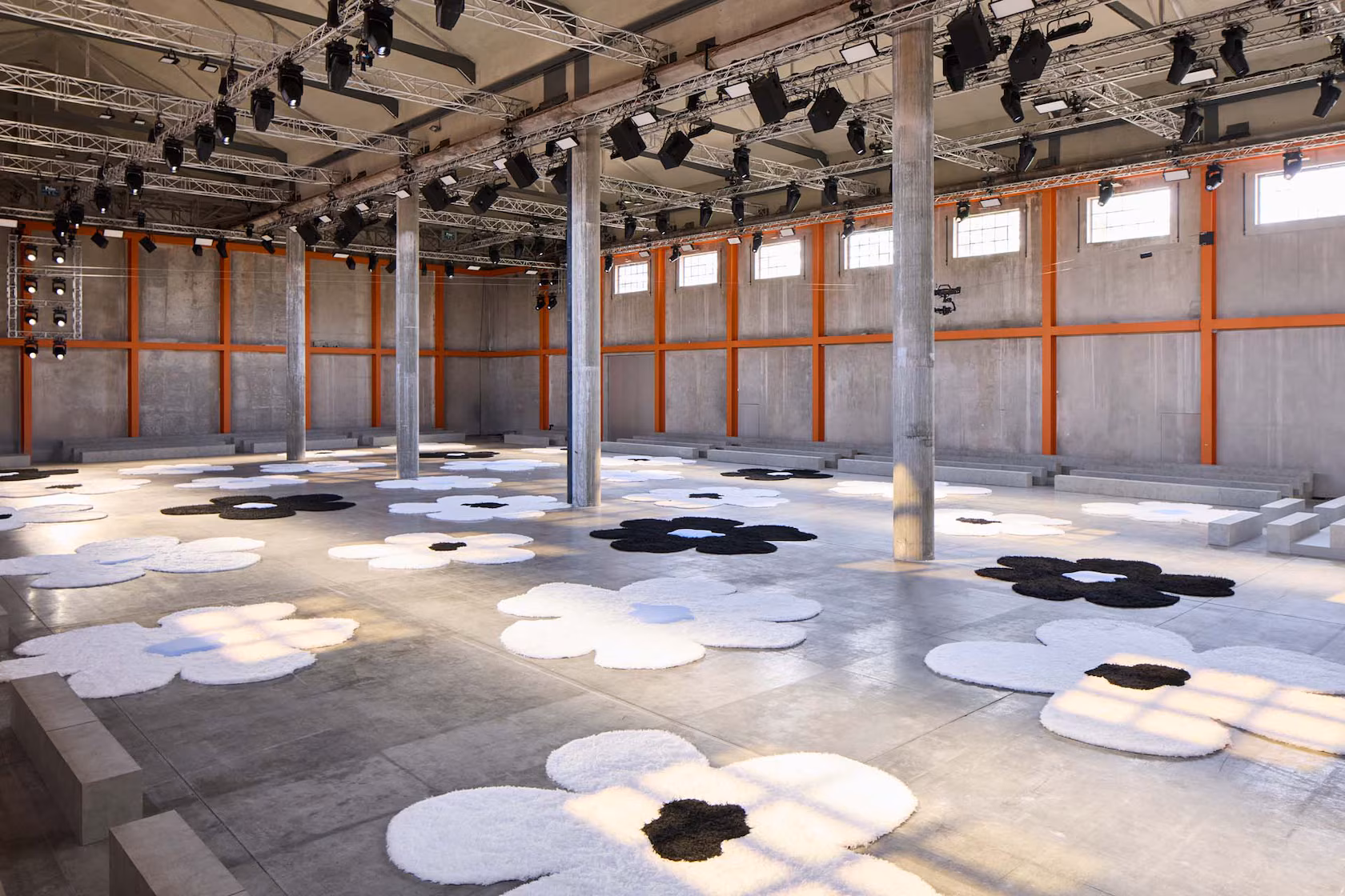 Prada 2026 春夏男裝系列：穿上輕盈叛逆的衣服，來一場海灘漫步