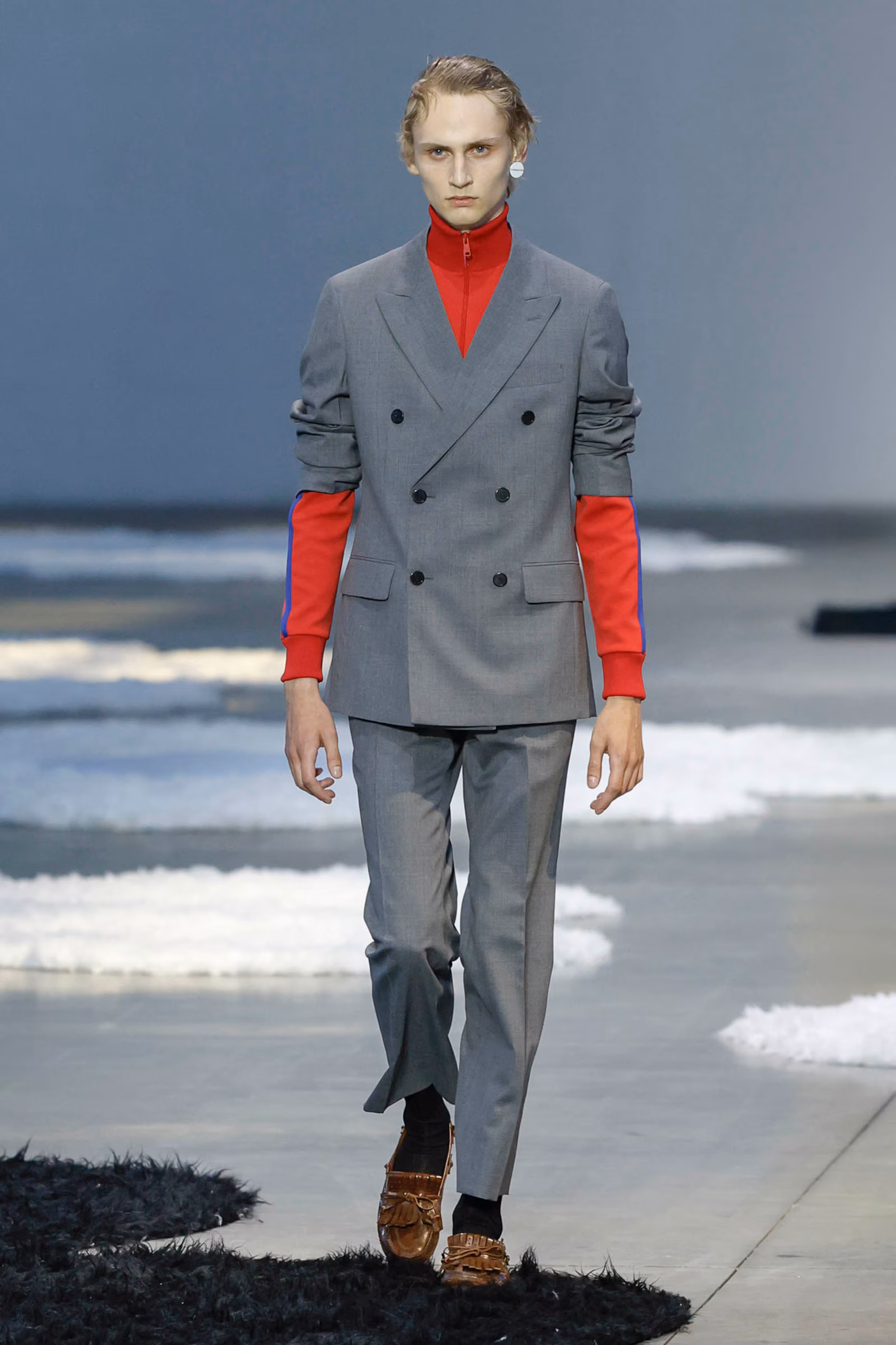 Prada 2026 春夏男裝系列：穿上輕盈叛逆的衣服，來一場海灘漫步