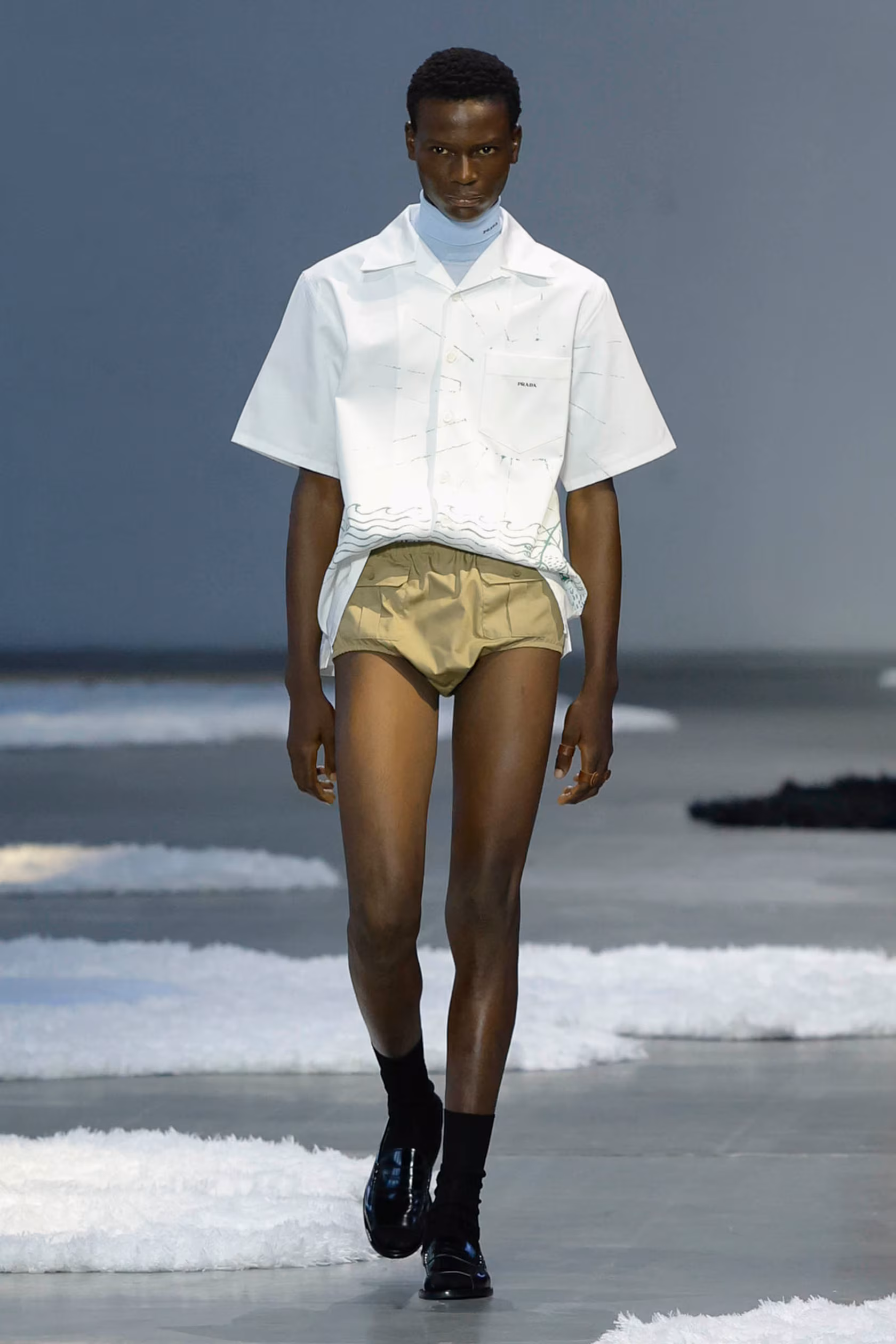 Prada 2026 春夏男裝系列：穿上輕盈叛逆的衣服，來一場海灘漫步