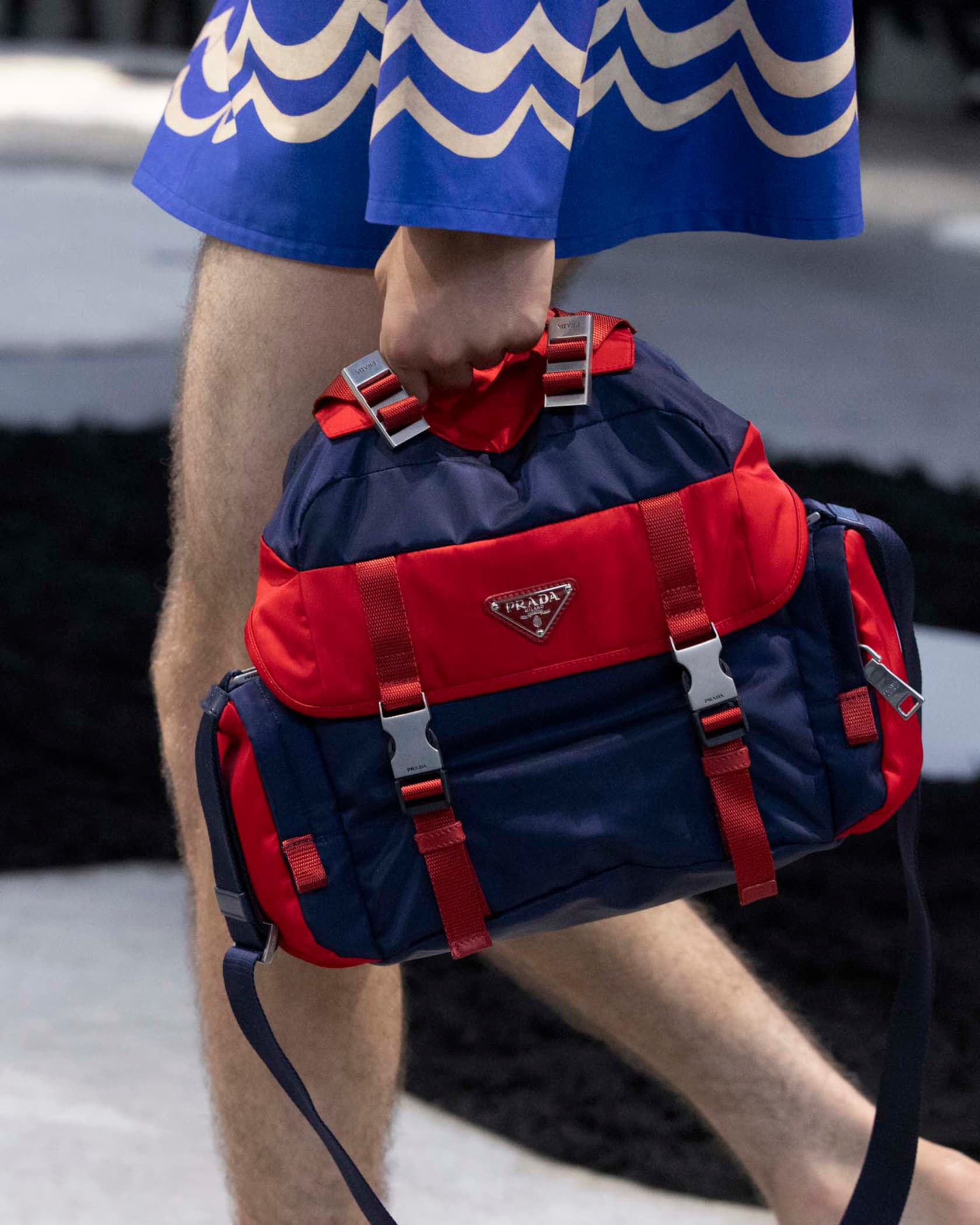 Prada 2026 春夏男裝系列：穿上輕盈叛逆的衣服，來一場海灘漫步