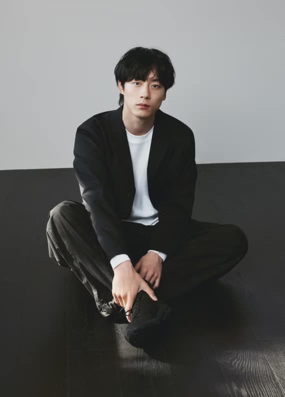 UNIQLO 2025 春夏系列:坂口健太郎演繹日系男友風,輕鬆穿出 Quiet Luxury