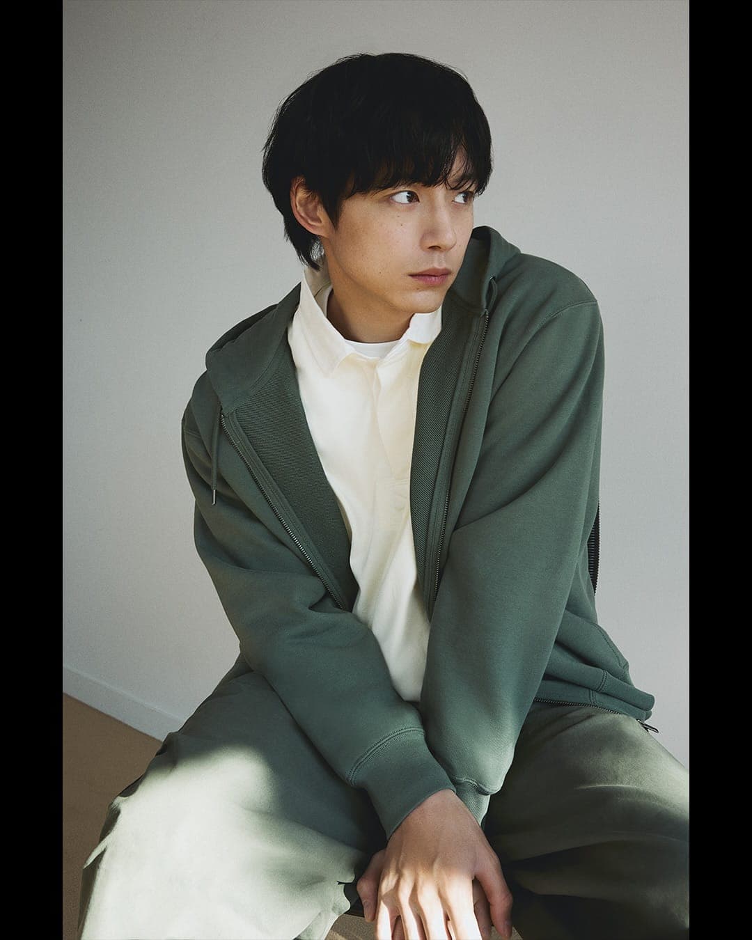 UNIQLO 2025 春夏系列:坂口健太郎演繹日系男友風,輕鬆穿出 Quiet Luxury