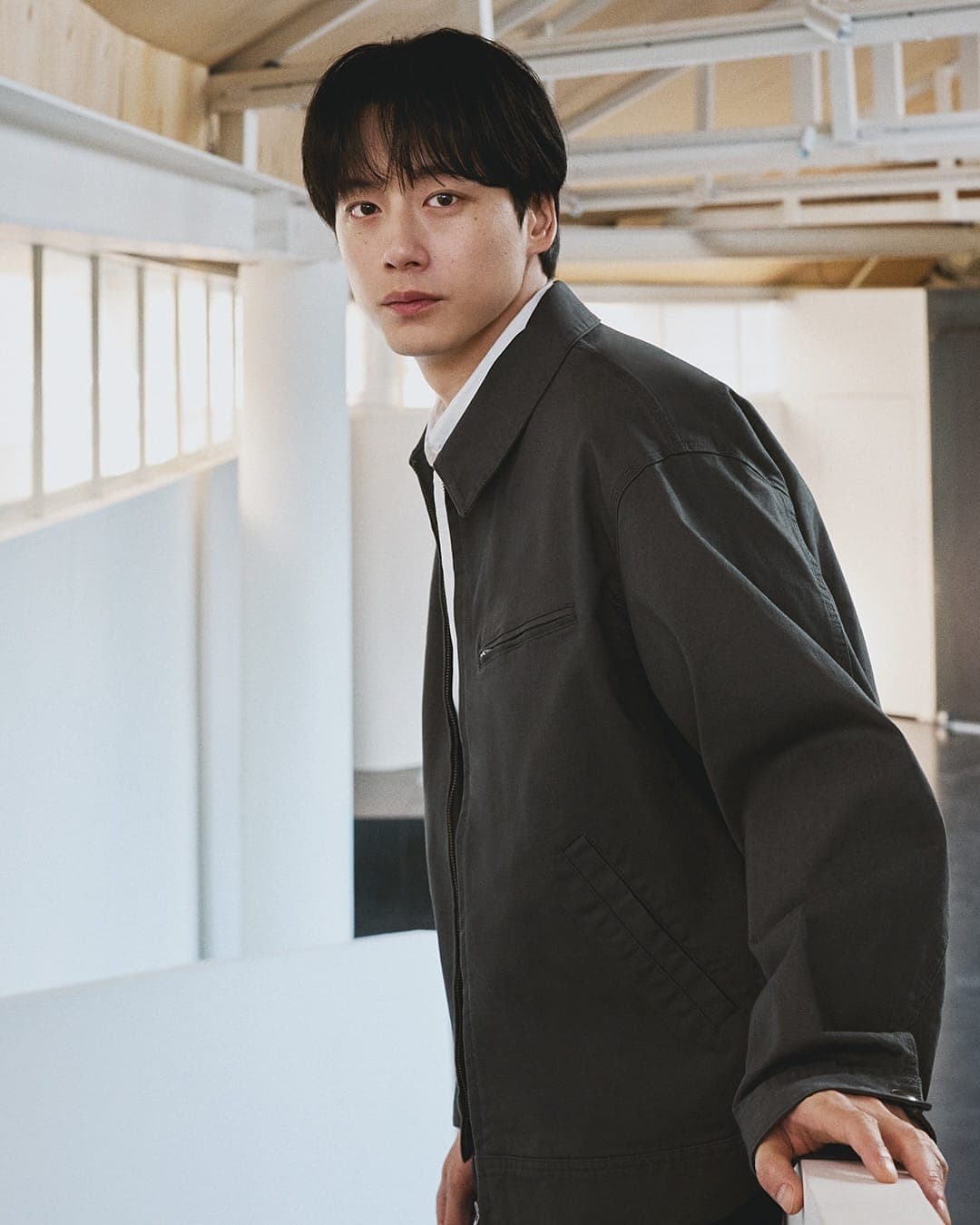 UNIQLO 2025 春夏系列:坂口健太郎演繹日系男友風,輕鬆穿出 Quiet Luxury