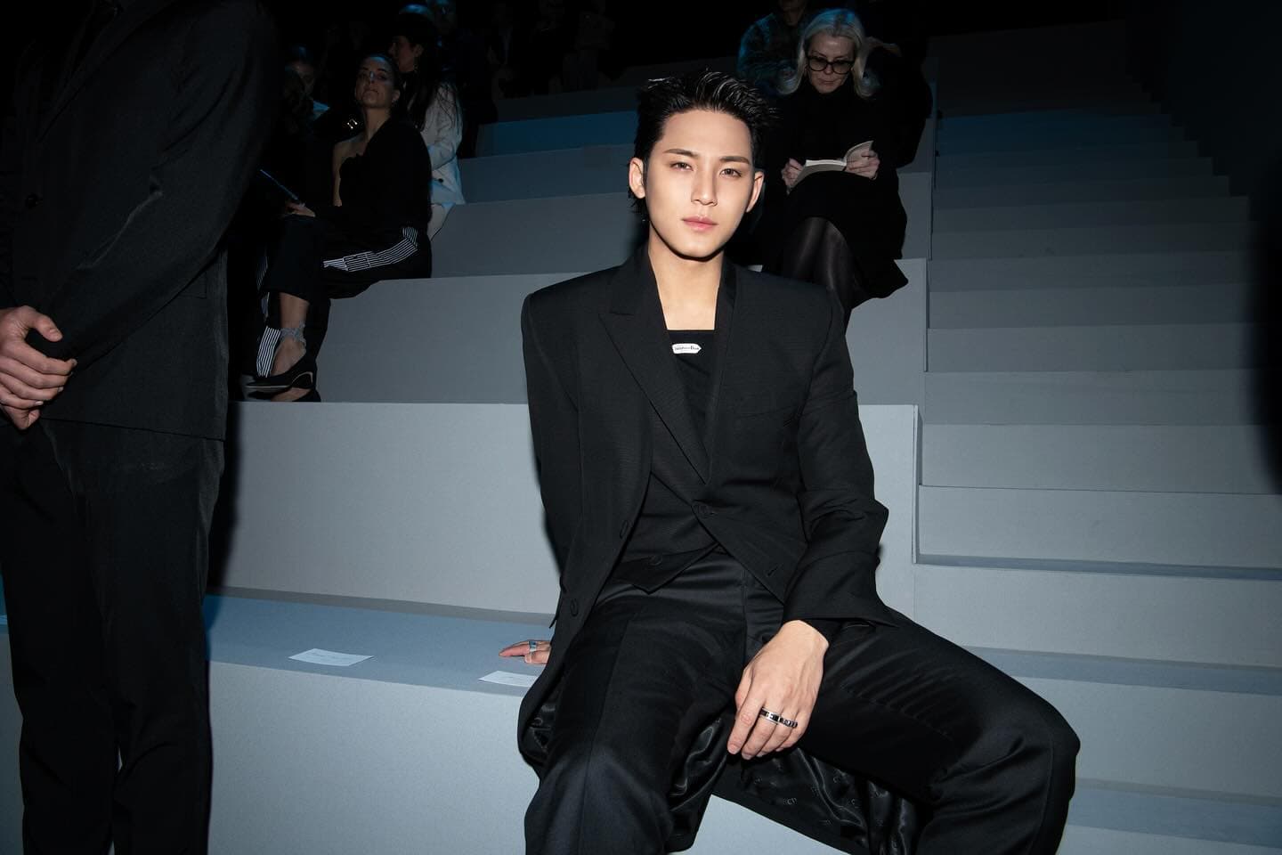 從台下座上客變成伸展台上模特!為什麼品牌瘋搶KPOP明星走秀?