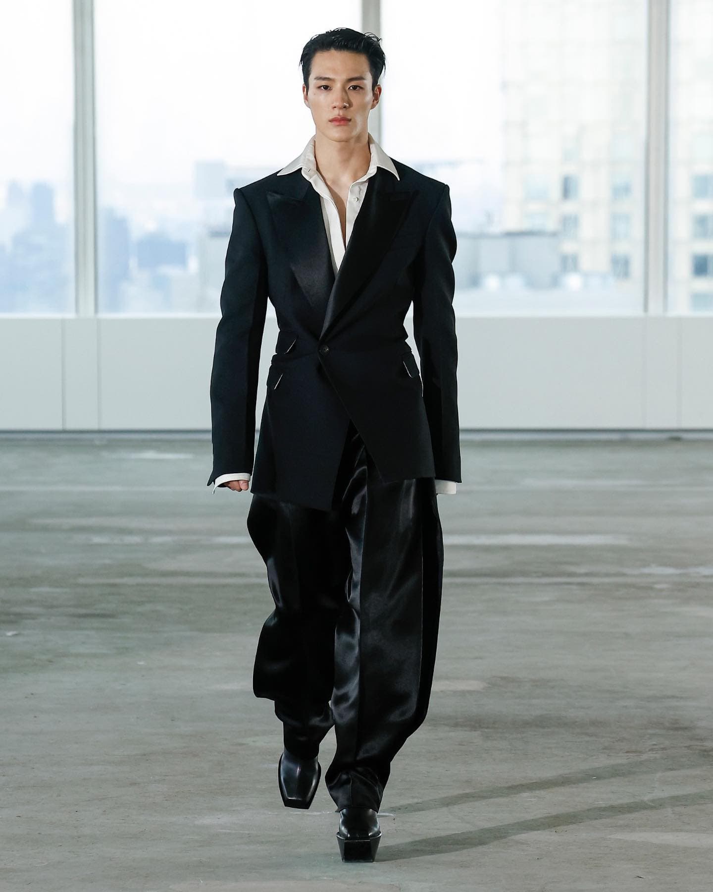 從台下座上客變成伸展台上模特!為什麼品牌瘋搶KPOP明星走秀?