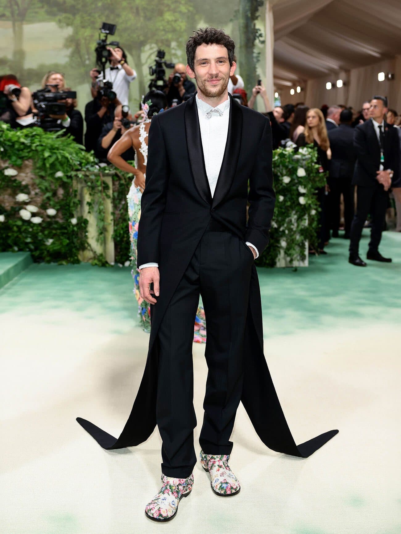 是性感神父,也是愛刺繡陶藝的男孩:10件事認識英倫男神Josh O’Connor