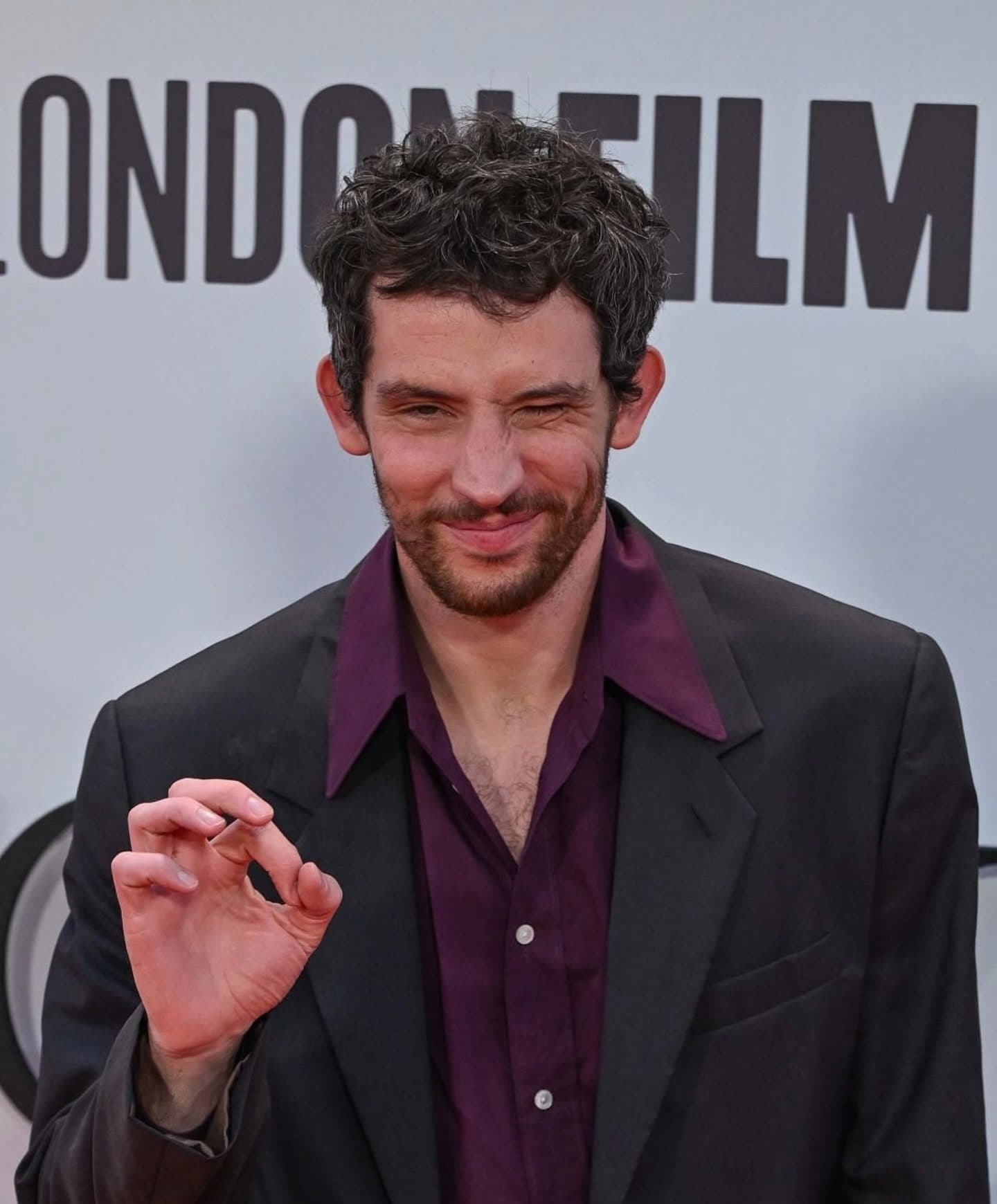 是性感神父,也是愛刺繡陶藝的男孩:10件事認識英倫男神Josh O’Connor