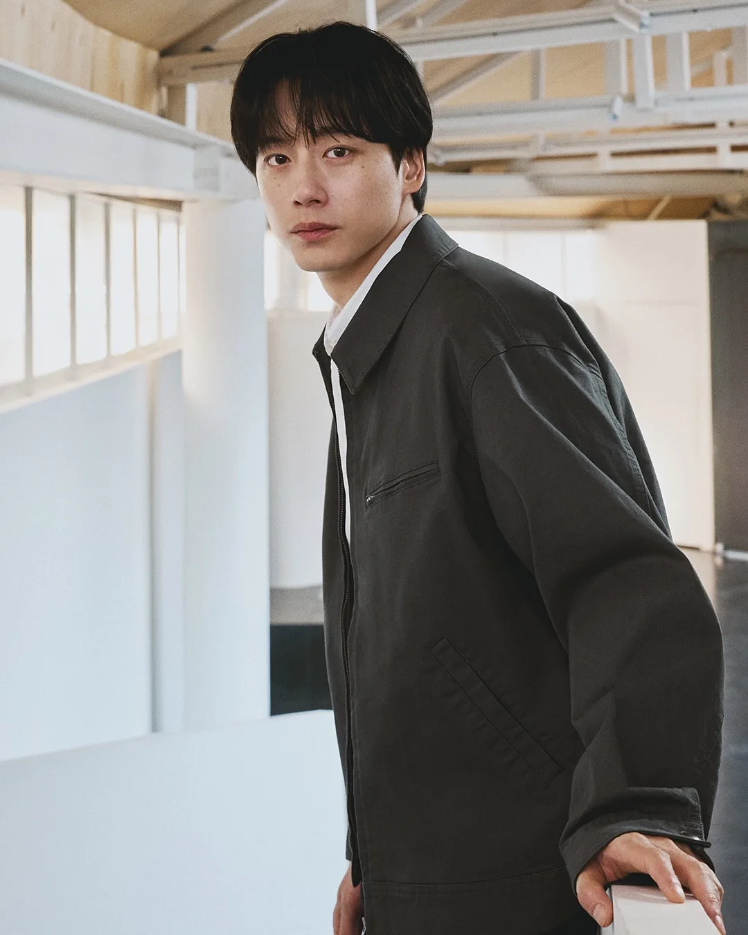 UNIQLO 2025 春夏系列：坂口健太郎演繹日系男友風，輕鬆穿出 Quiet Luxury